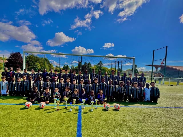 Photo collective publiée par le Racing Club de Villiers-sur-Marne, joueurs réunis sur un terrain de football
